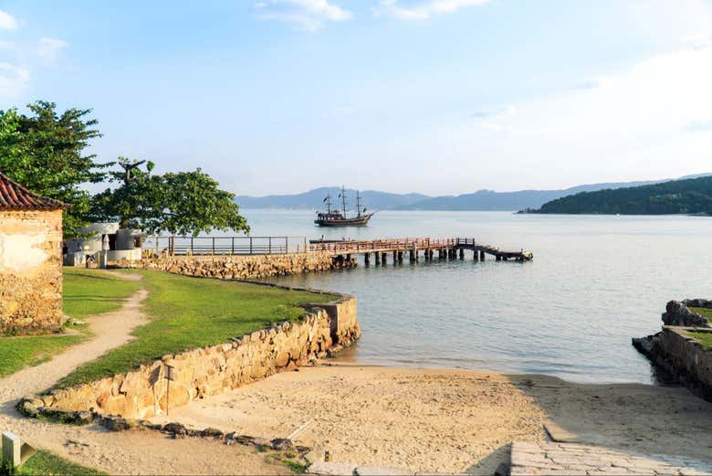 Paseo en barco pirata por Florianópolis