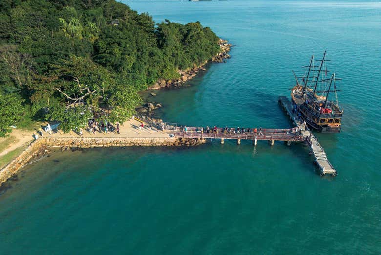 Paseo en barco pirata por Florianópolis