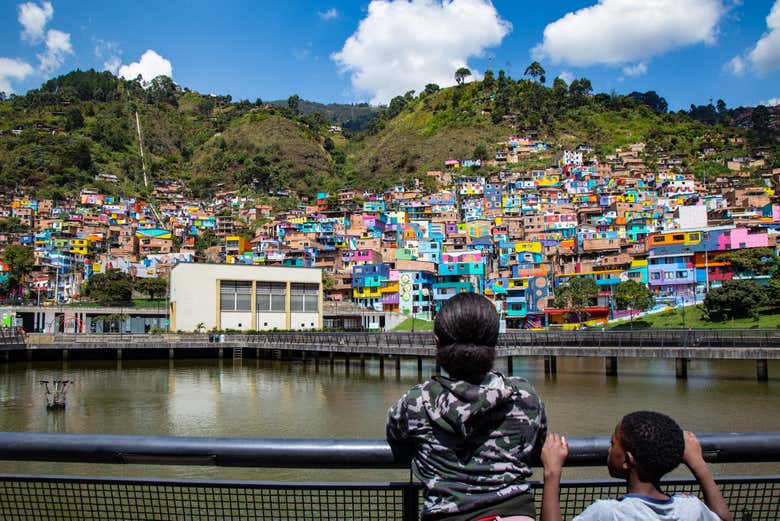 Visita al mural Constelaciones de la Comuna 3