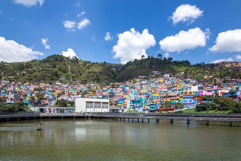 Visita al mural Constelaciones de la Comuna 3