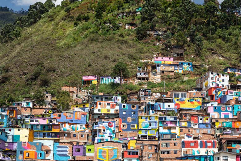 Visita al mural Constelaciones de la Comuna 3