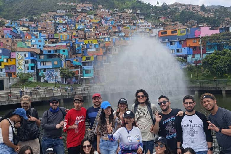 Visita al mural Constelaciones de la Comuna 3