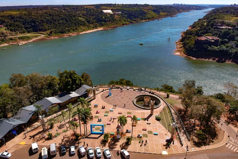 Lado argentino de las Cataratas de Iguazú + Hito de las Tres Fronteras