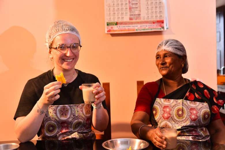 Clase de cocina y cena con una familia india en Munnar