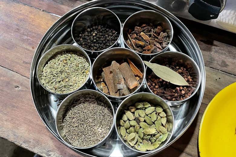 Clase de cocina y cena con una familia india en Munnar