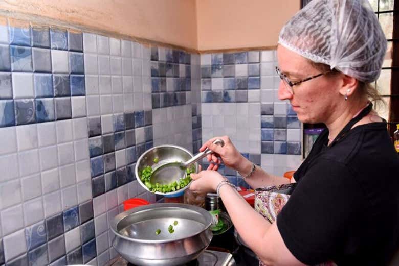 Clase de cocina y cena con una familia india en Munnar