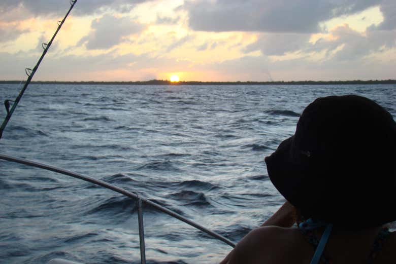 Paseo en barco al atardecer con aperitivo