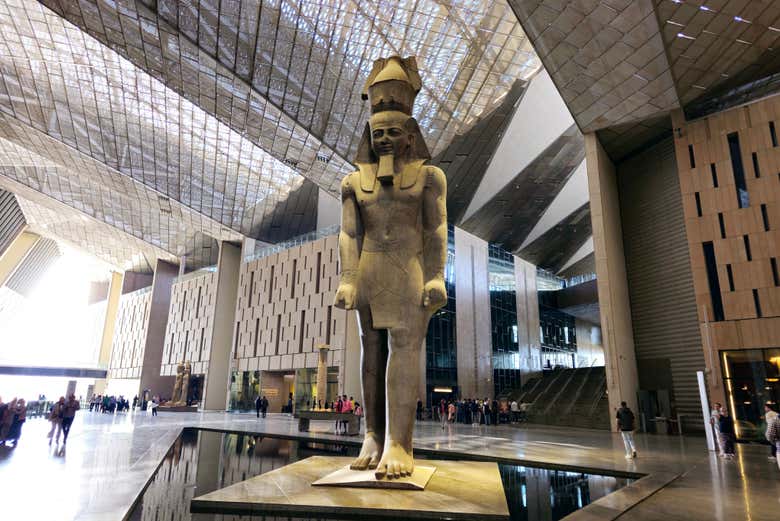 Excursión a las pirámides de Giza y el Gran Museo Egipcio en autobús