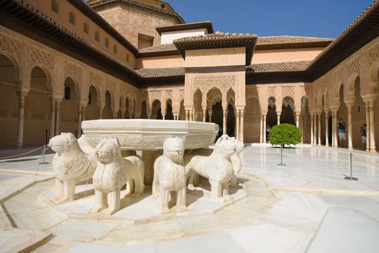 Visita guiada por la Alhambra y los Palacios Nazaríes en grupo reducido