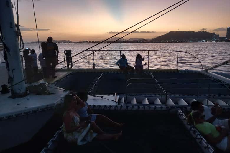 Paseo en catamarán por la bahía de Panamá al atardecer