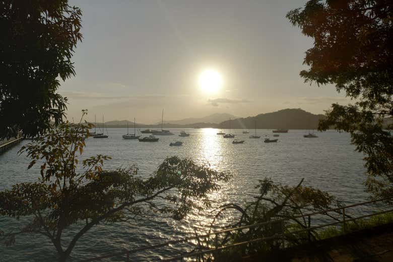 Paseo en catamarán por la bahía de Panamá al atardecer
