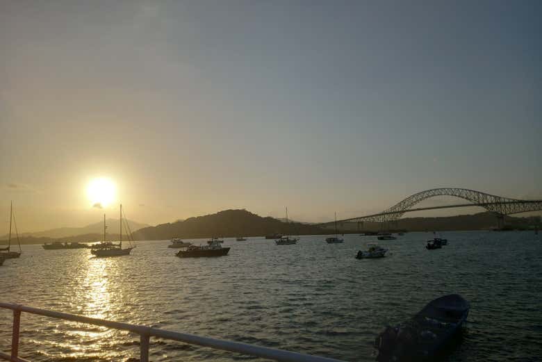 Paseo en catamarán por la bahía de Panamá al atardecer