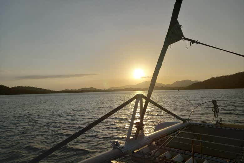 Paseo en catamarán por la bahía de Panamá al atardecer