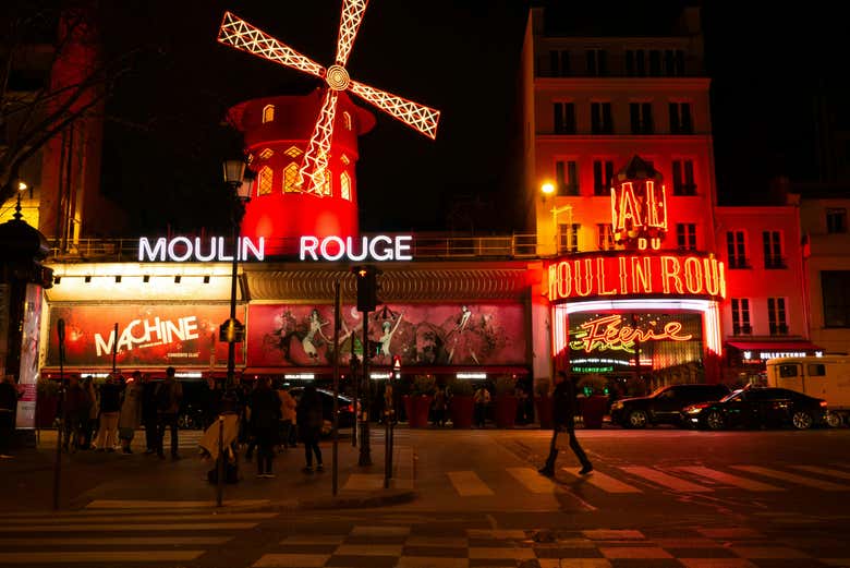 Cena y espectáculo en el Moulin Rouge + Transporte al centro de París - Galería 2
