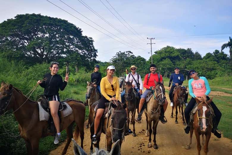 Excursión a caballo a la cascada El Pilón