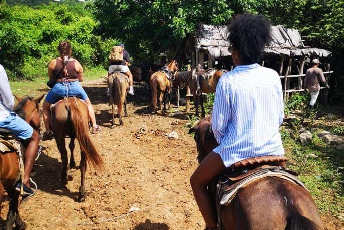 Excursión a caballo a la cascada El Pilón