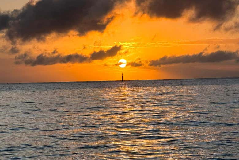 Paseo en barco al atardecer por la costa de Útila