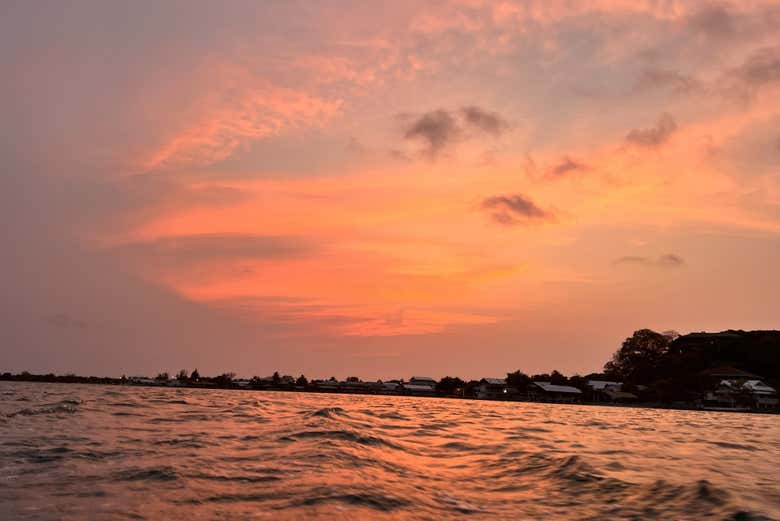 Paseo en barco al atardecer por la costa de Útila