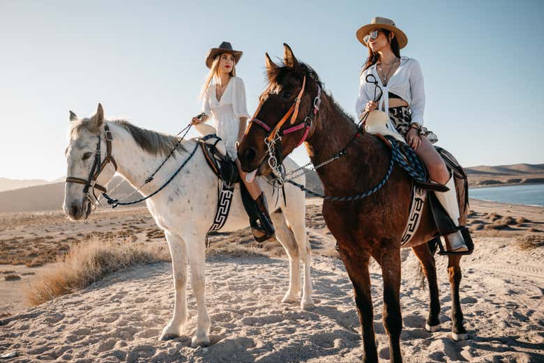Paseo a caballo por el desierto y la playa El Coyote