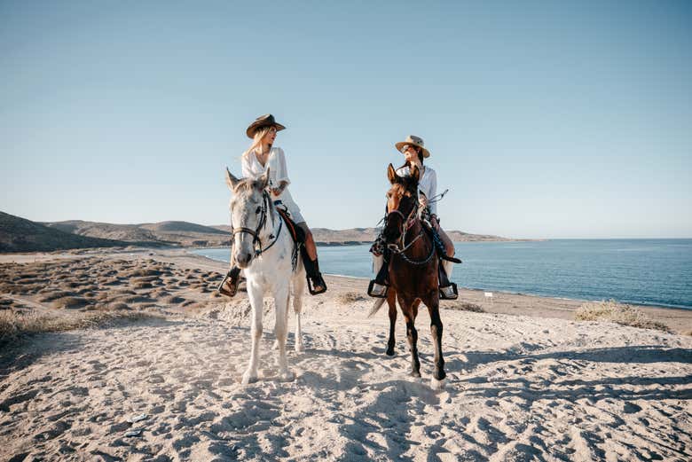 Paseo a caballo por el desierto y la playa El Coyote
