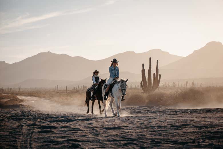 Paseo a caballo por el desierto y la playa El Coyote