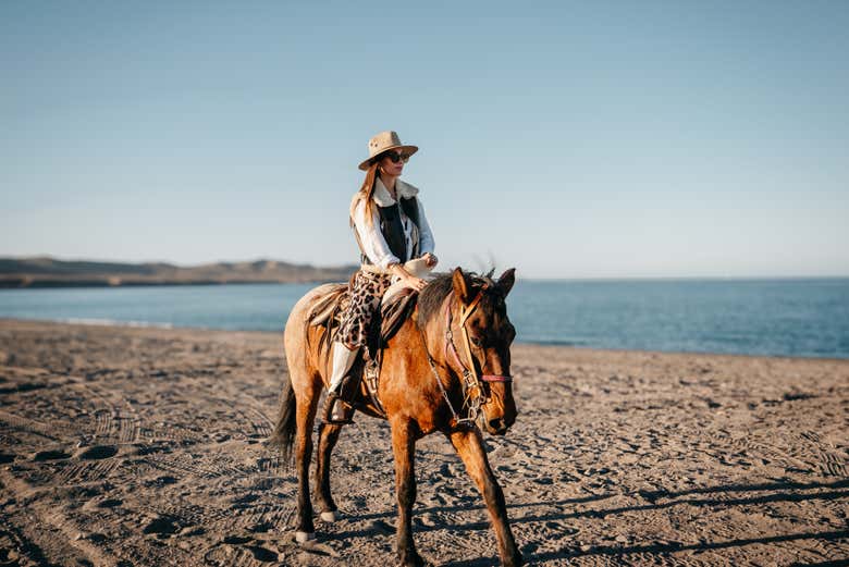 Paseo a caballo por el desierto y la playa El Coyote