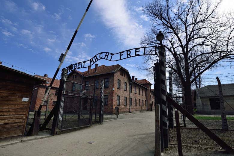 Excursión a Auschwitz-Birkenau con guía y recogida en el hotel