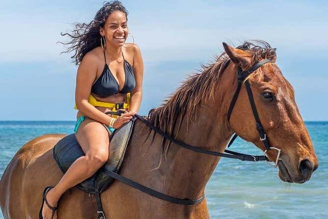 Paseo a caballo por la playa de Local Village
