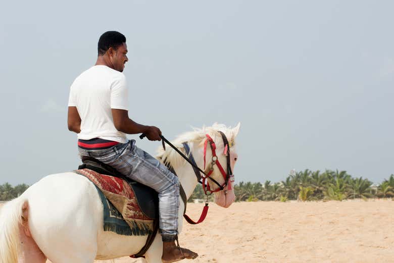 Paseo a caballo por la playa de Local Village
