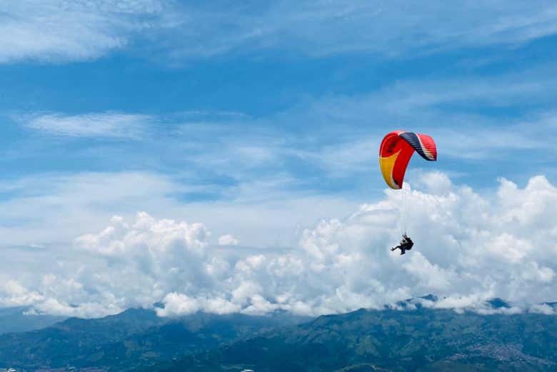 Vuelo en parapente sobre Medellín y el Valle de Aburrá