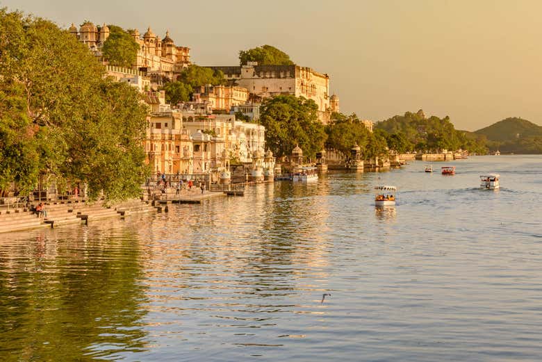 Tour por los ghats y paseo en barco por el lago Pichola