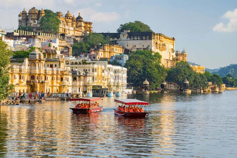 Tour por los ghats y paseo en barco por el lago Pichola