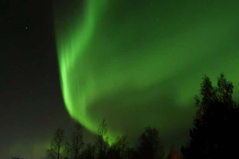 Paseo con raquetas de nieve bajo la aurora boreal