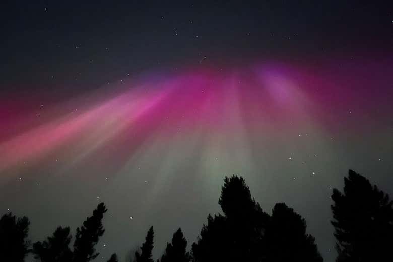 Paseo con raquetas de nieve bajo la aurora boreal