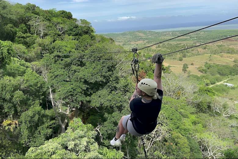 Tirolina en Zip Fiji + Visita a una cueva de piedra caliza