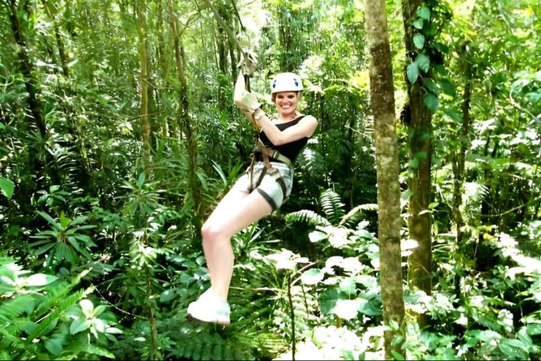 Tirolina en Zip Fiji + Visita a una cueva de piedra caliza