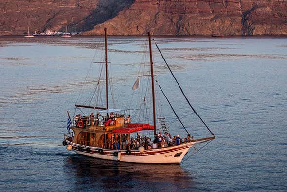 Excursión en barco por Santorini al atardecer