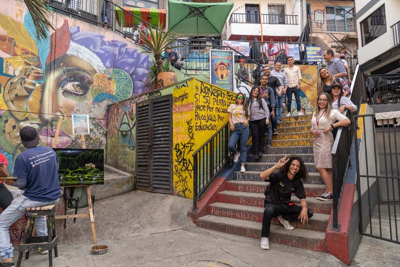 Tour del grafiti por la Comuna 13 en minibús temático