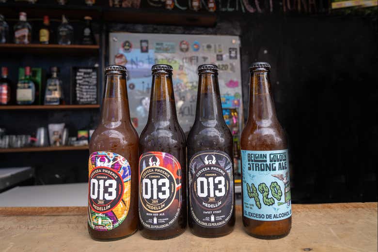 Tour del grafiti por la Comuna 13 en minibús temático