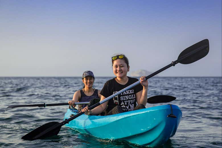 Tour en kayak al atardecer por la costa de Mascate