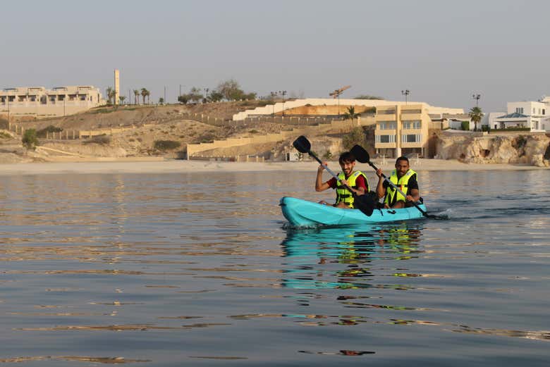 Tour en kayak al atardecer por la costa de Mascate