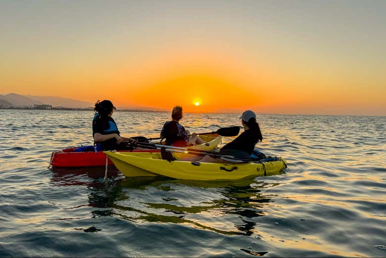 Tour en kayak al atardecer por la costa de Mascate