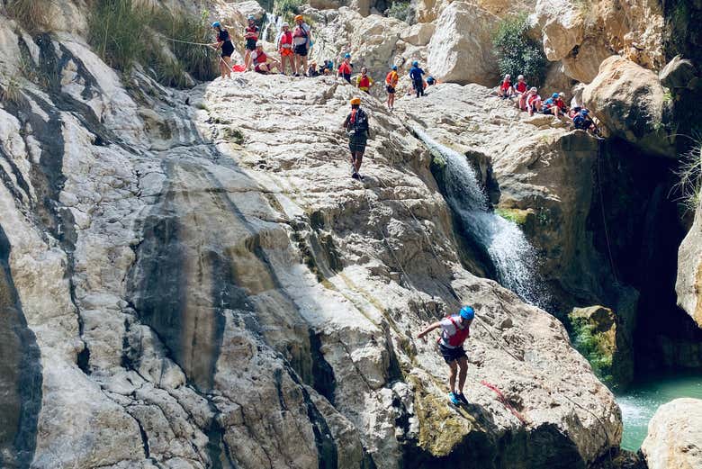 Experiencia privada de barranquismo y rápel en Wadi Tiwi