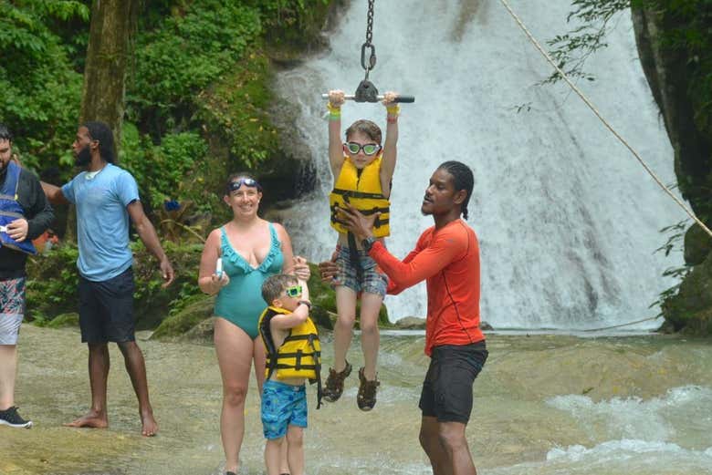 Excursión al Agujero Azul + Tubing en el río Bueno