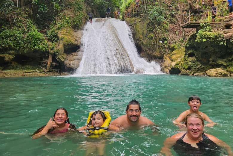 Excursión al Agujero Azul + Tubing en el río Bueno