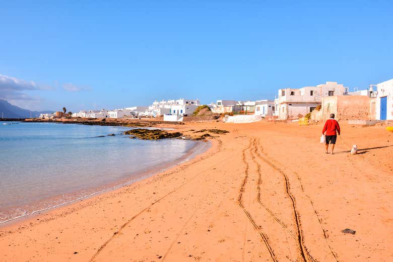 Ferry de ida y vuelta entre Lanzarote y la isla de La Graciosa