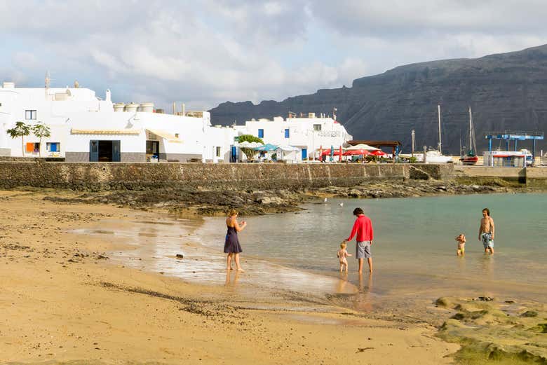 Ferry de ida y vuelta entre Lanzarote y la isla de La Graciosa