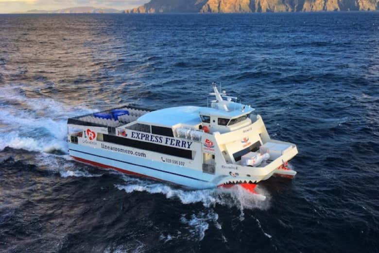 Ferry de ida y vuelta entre Lanzarote y la isla de La Graciosa