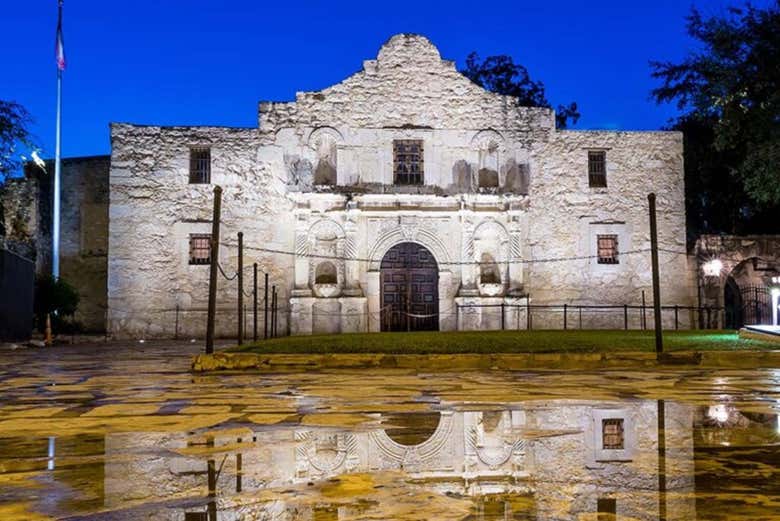 Tour nocturno en trolebús por San Antonio