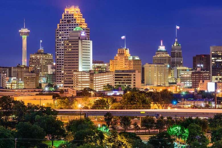 Tour nocturno en trolebús por San Antonio